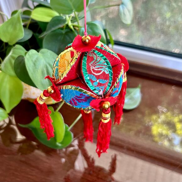 Vintage Chinese Silk Embroidered Souvenir Love Ball Ornament from Li River - Picture 4 of 10